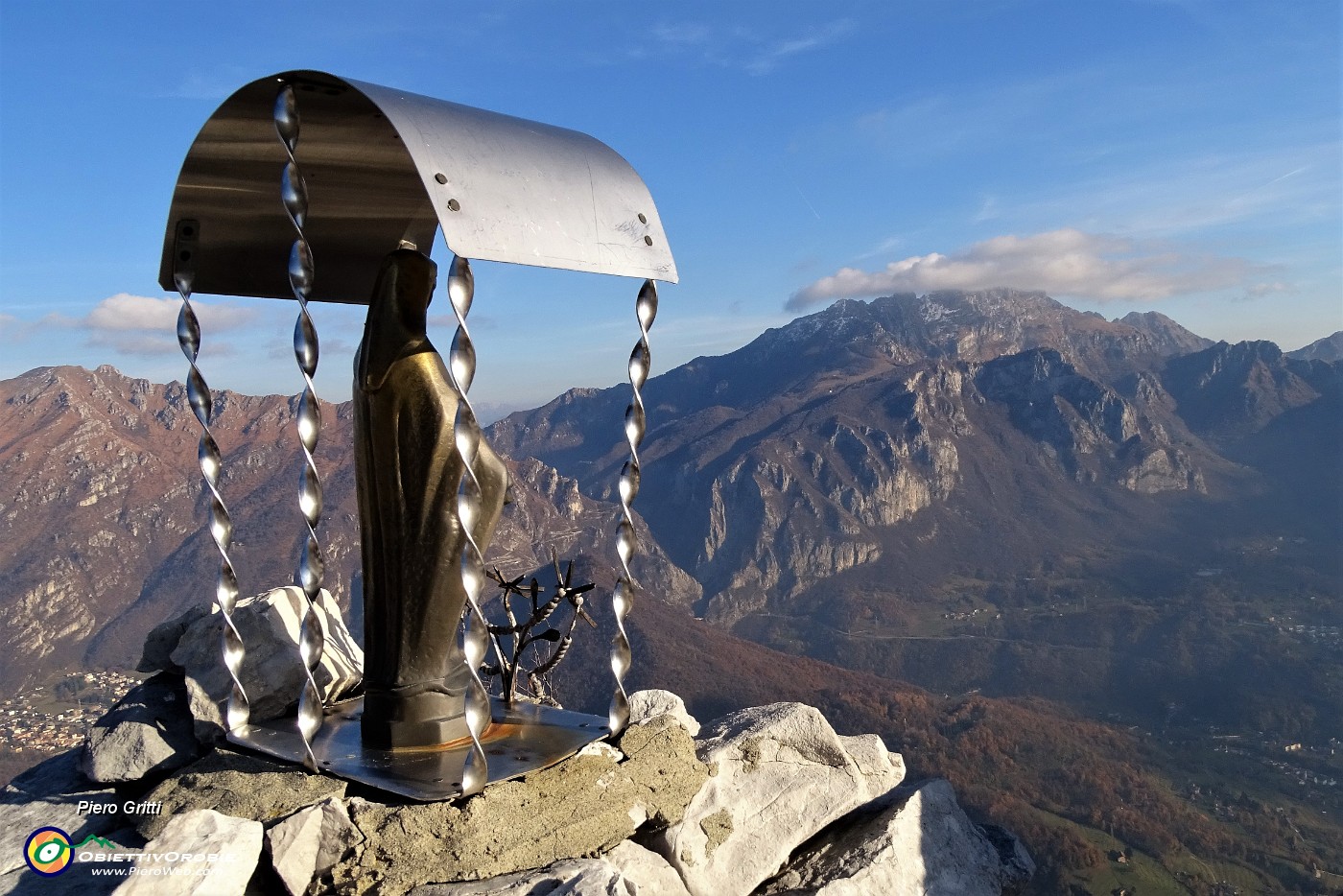 71 Alla Madonnina del Corno Regismondo con vista in Resegone.JPG